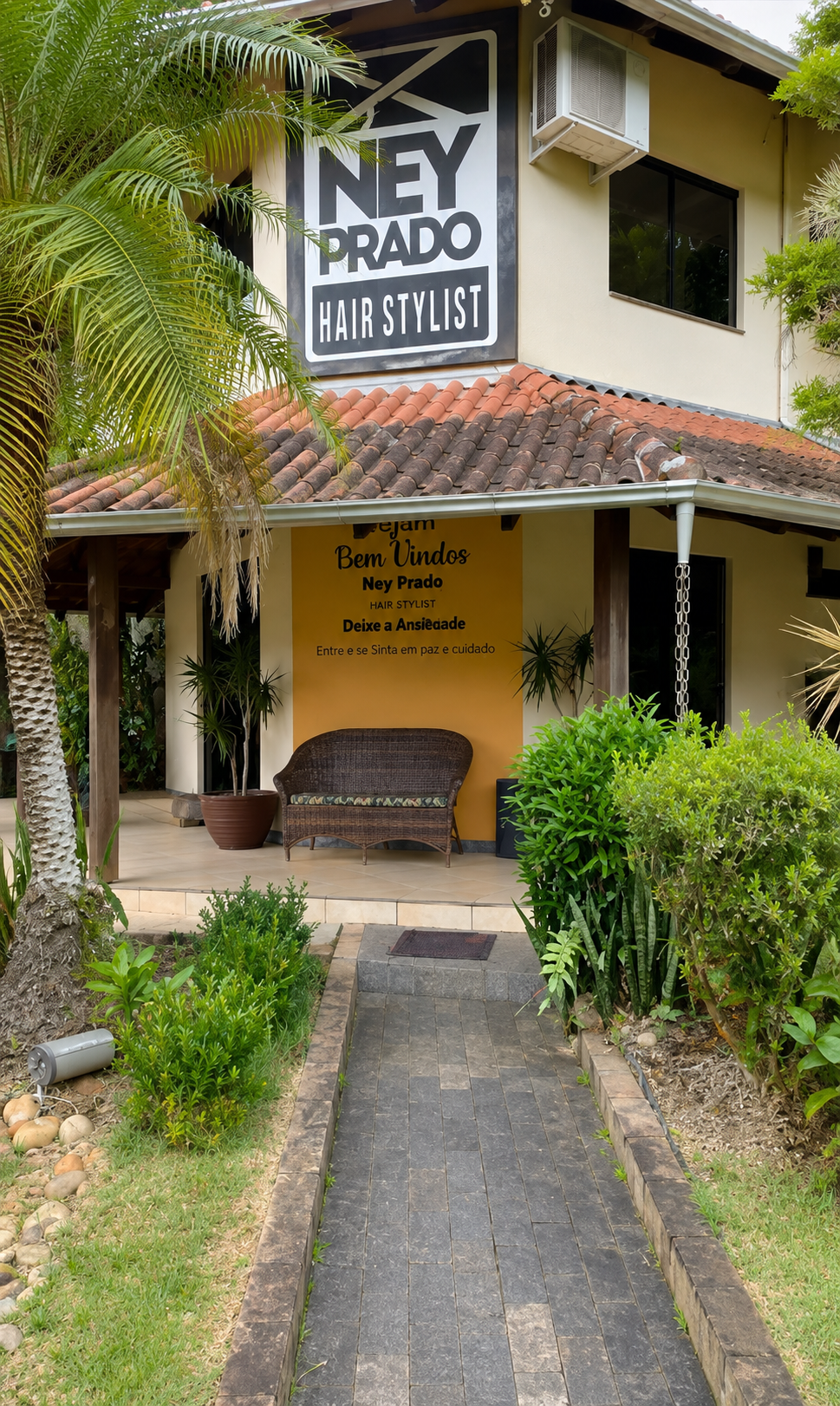 Entrada do salão com jardim e recepção