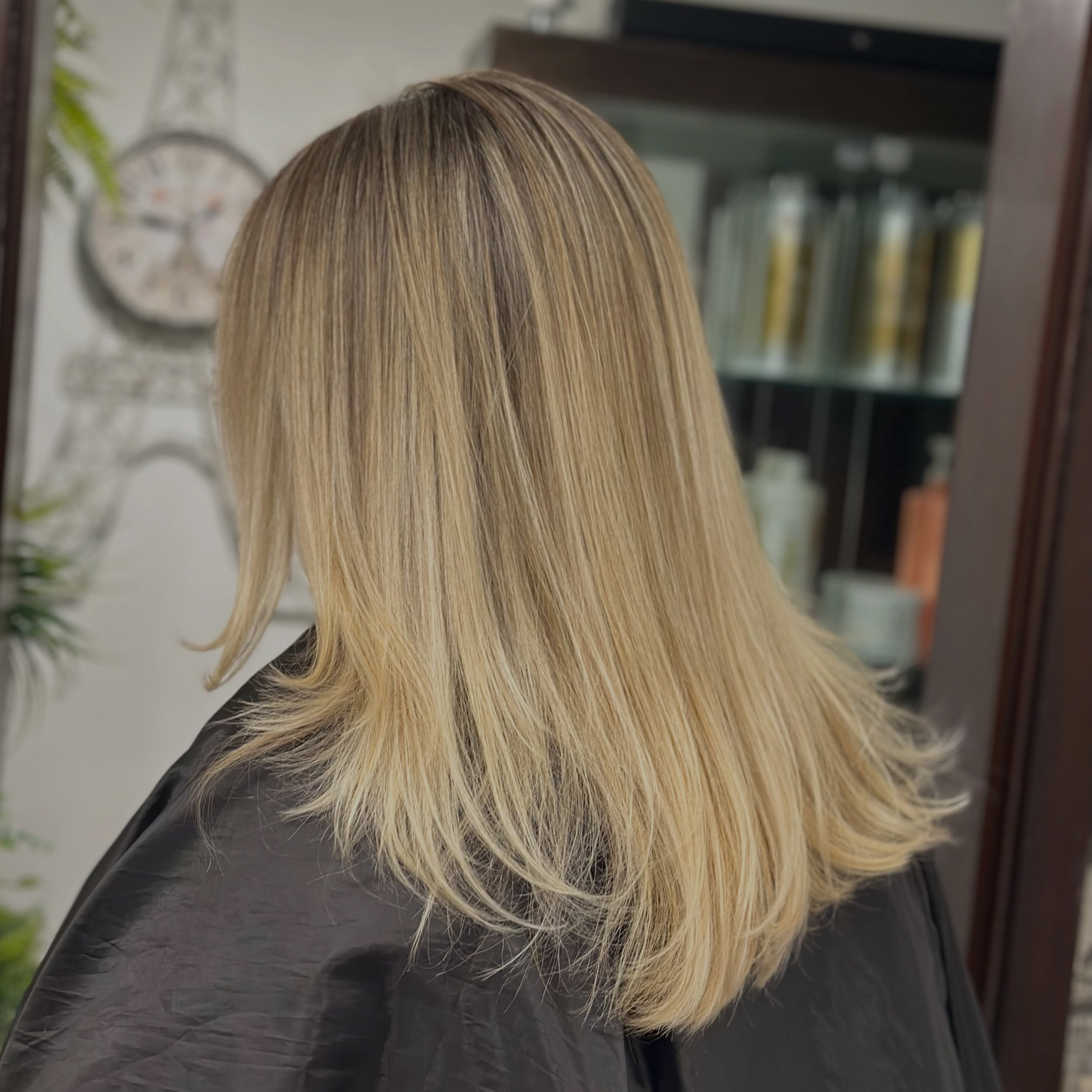 Loiro iluminado com corte em camadas
